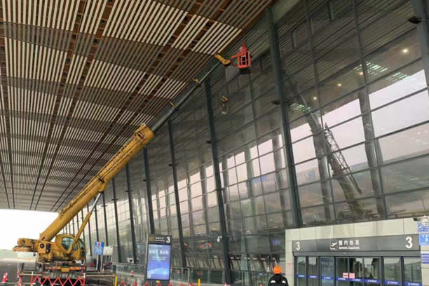 连山玻璃幕墙维护和保养